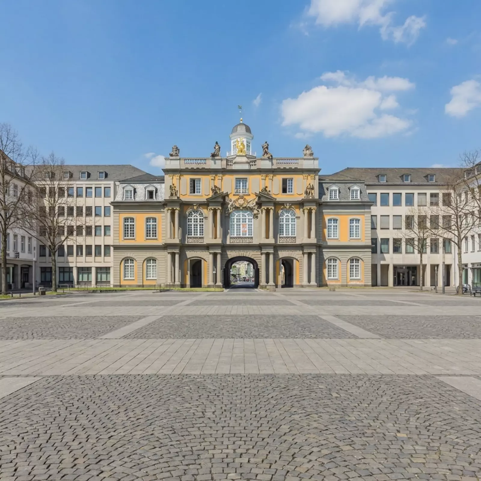 Fotorealistische 1:1-Aufnahme des Friedensplatzes mit Rathaus und Stadthaus, menschenleer.