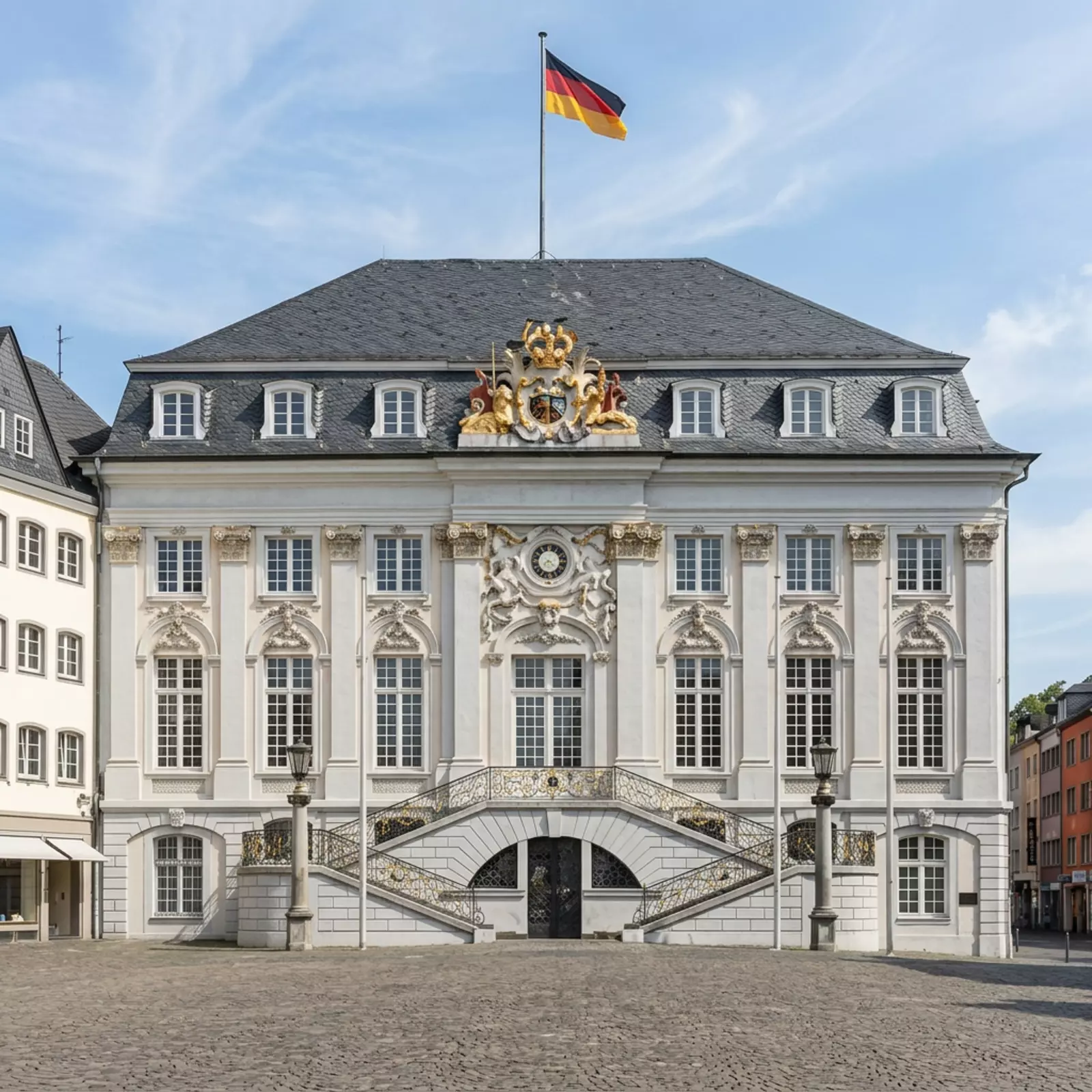Barockes Altes Rathaus Bonn am Markt, Risalit, klare Fensterachsen, prachtvoller Giebel mit Statuen