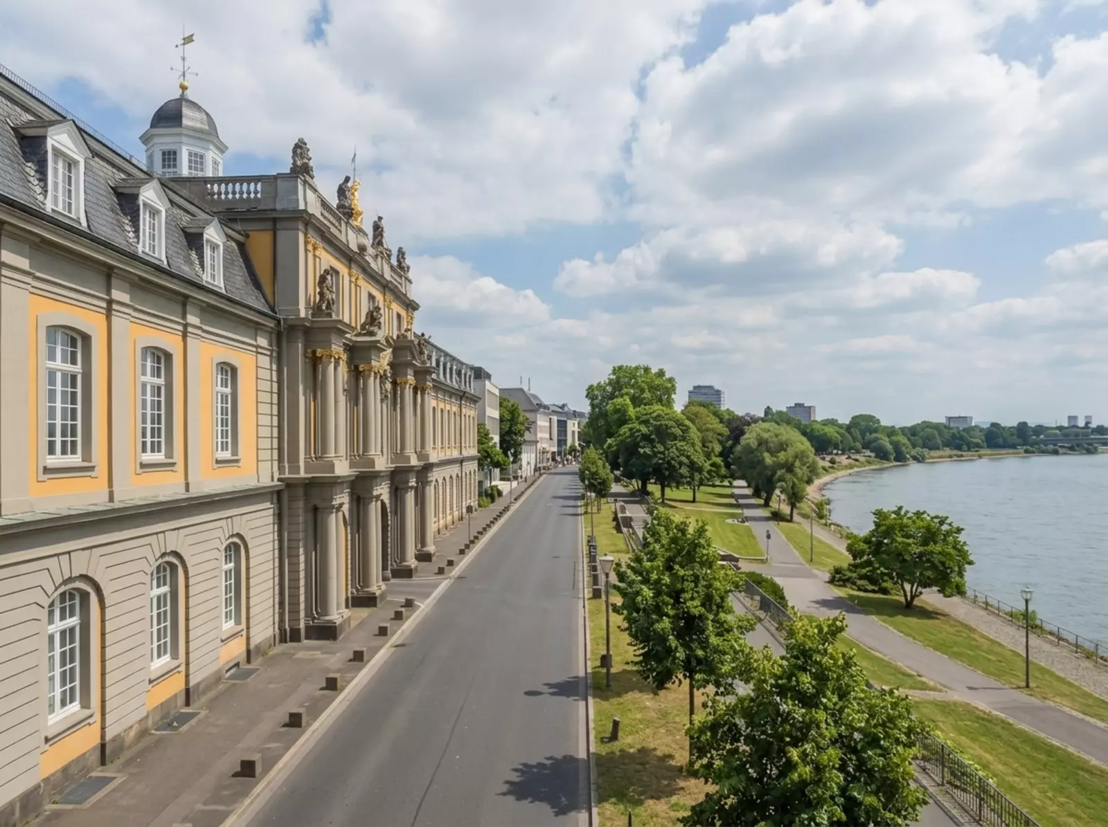 Bonn Adenauerallee: Museum König links, Fluss und Parks rechts, Boulevard im Hintergrund