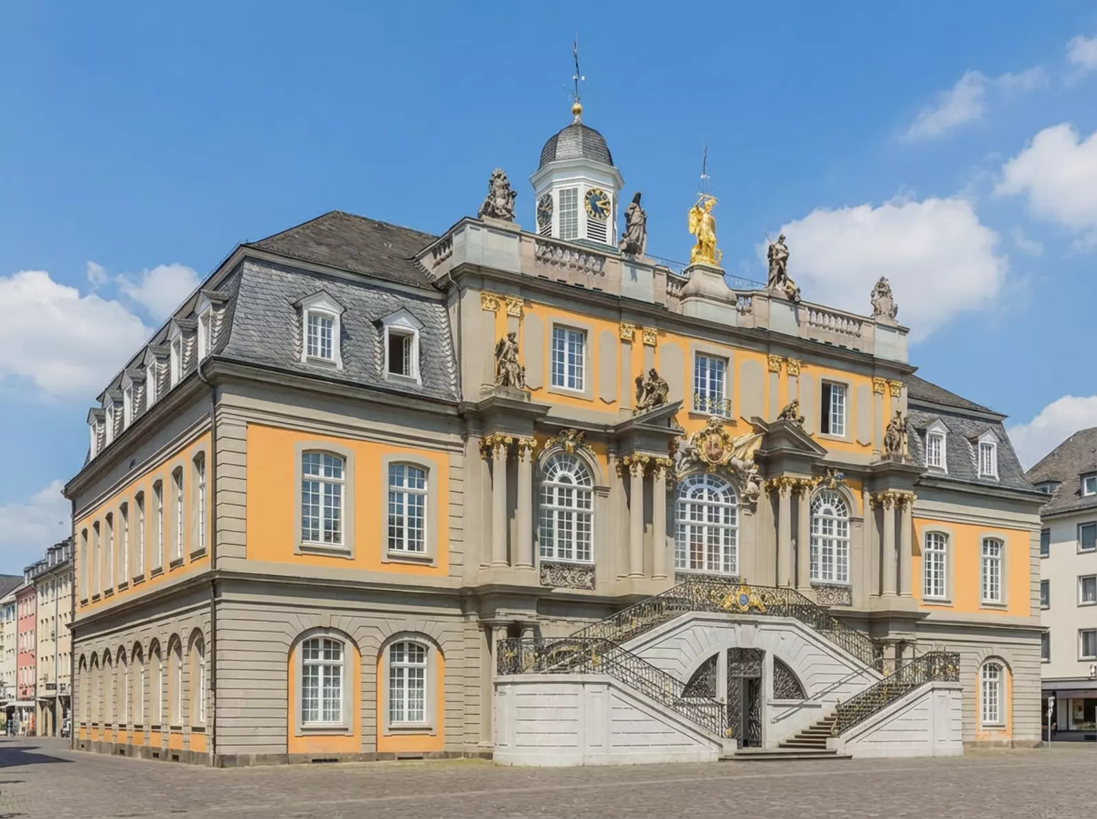 Altes Rathaus Bonn am Markt, straßennahe Sicht, warme Sandstein, Barockornamentik, keine Menschen.