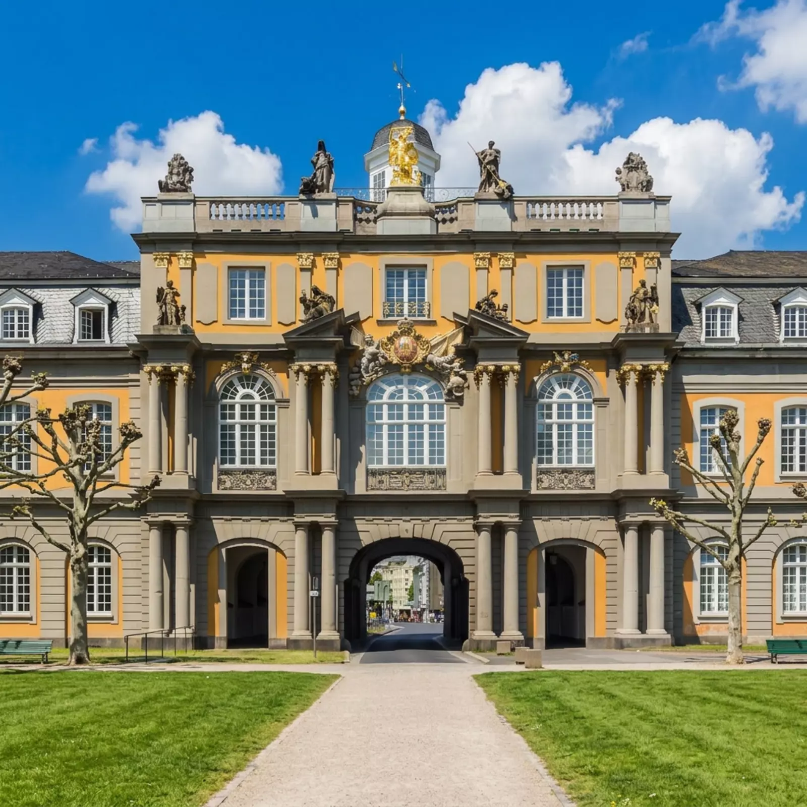 Universität Bonn Hauptcampus, ruhige Grünfläche, Bäume, Wege und angrenzende Gebäude.